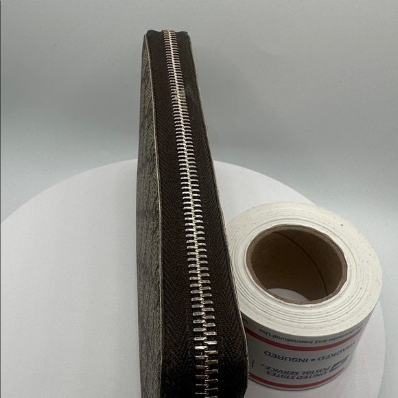 Authentic Gucci GG supreme zip around wallet - Picture 5 of 9